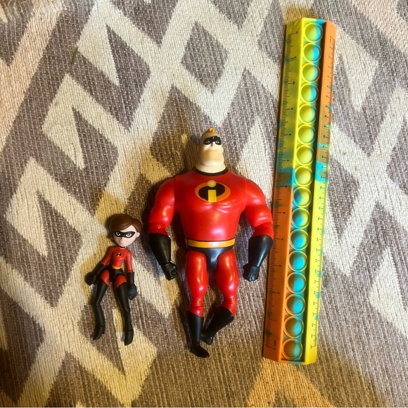 Mr. Incredible and elasti-girl action figures - Picture 5 of 5